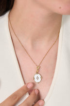 Çelik Taşlı Beyaz Madalyon Kolye