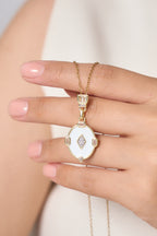 Çelik Taşlı Beyaz Madalyon Kolye