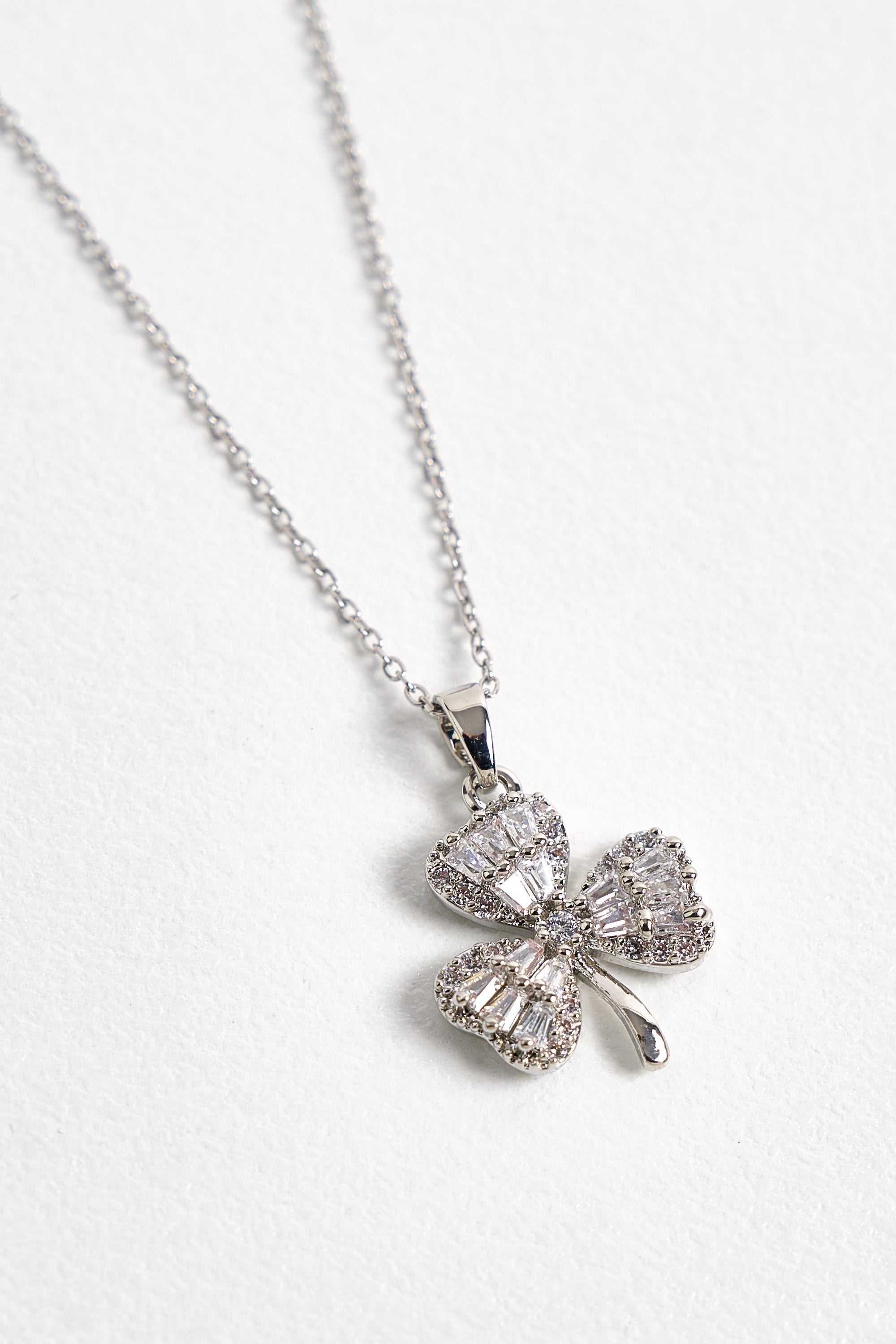 Çelik Zirkon Taşlı Yonca Kolye