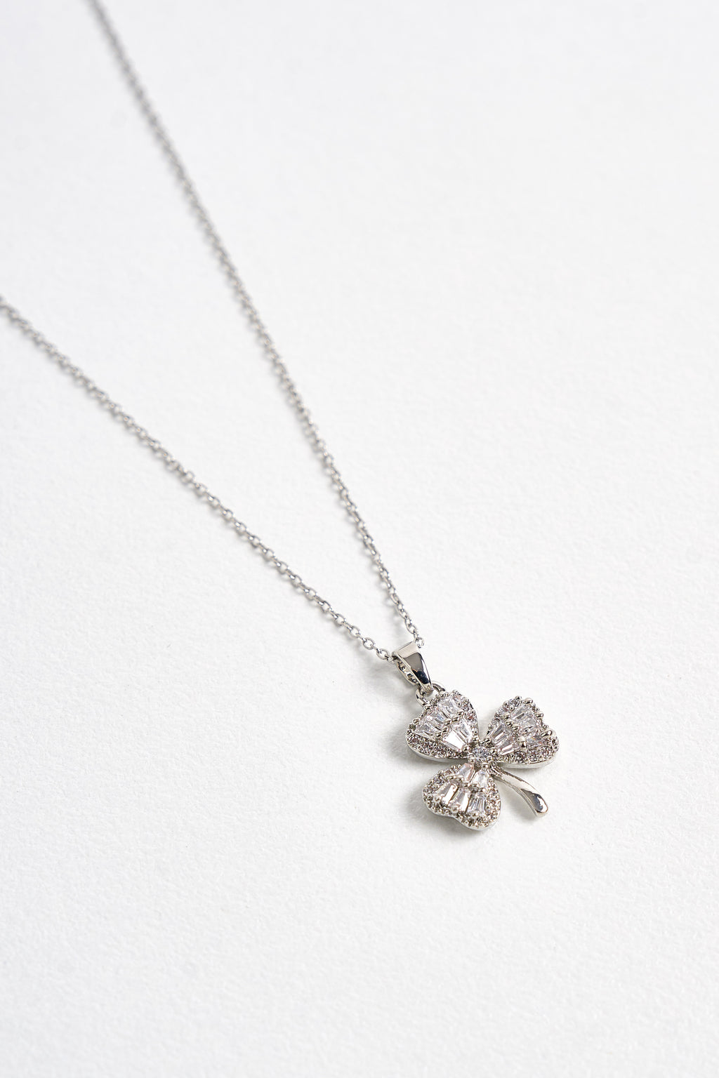 Çelik Zirkon Taşlı Yonca Kolye