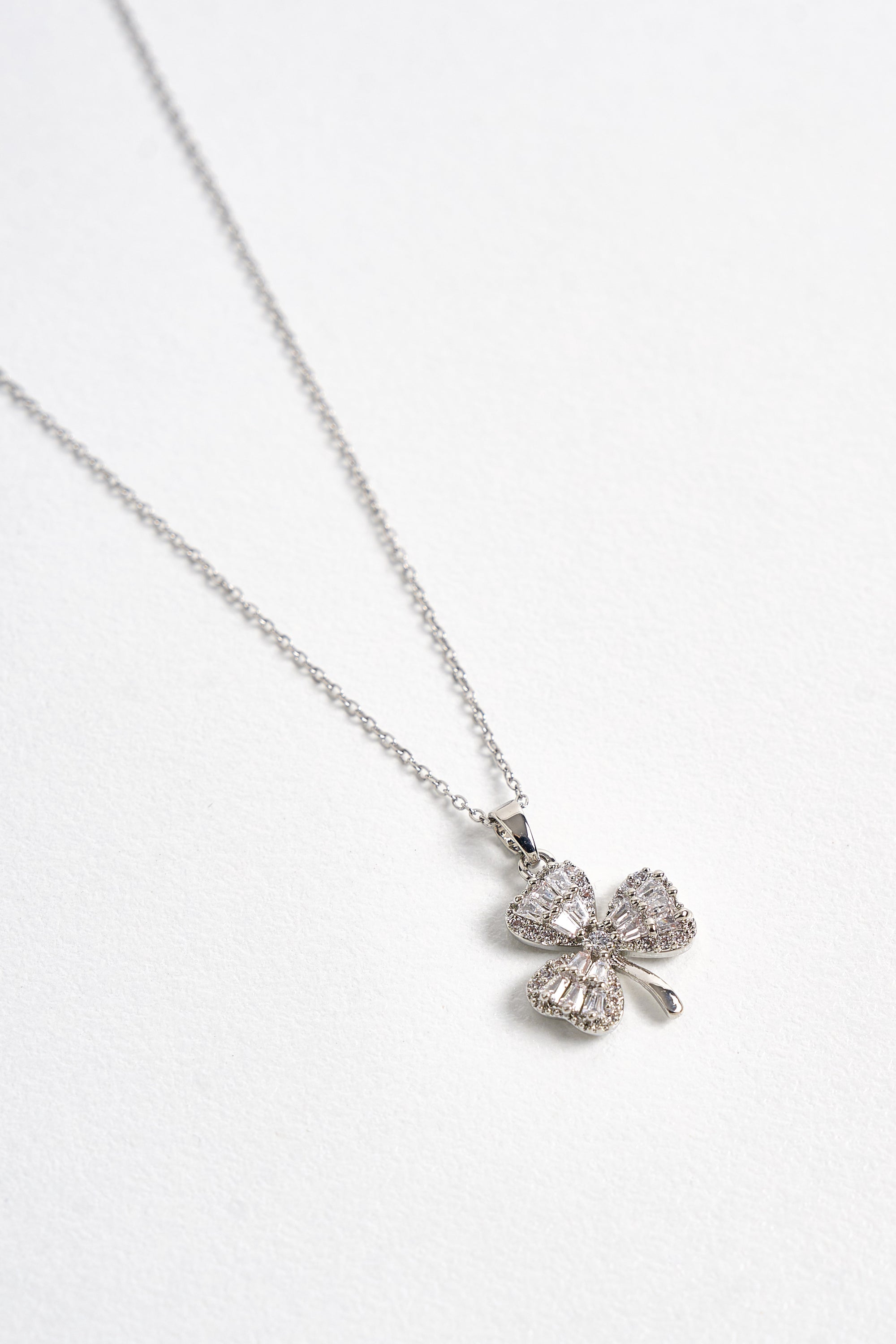 Çelik Zirkon Taşlı Yonca Kolye