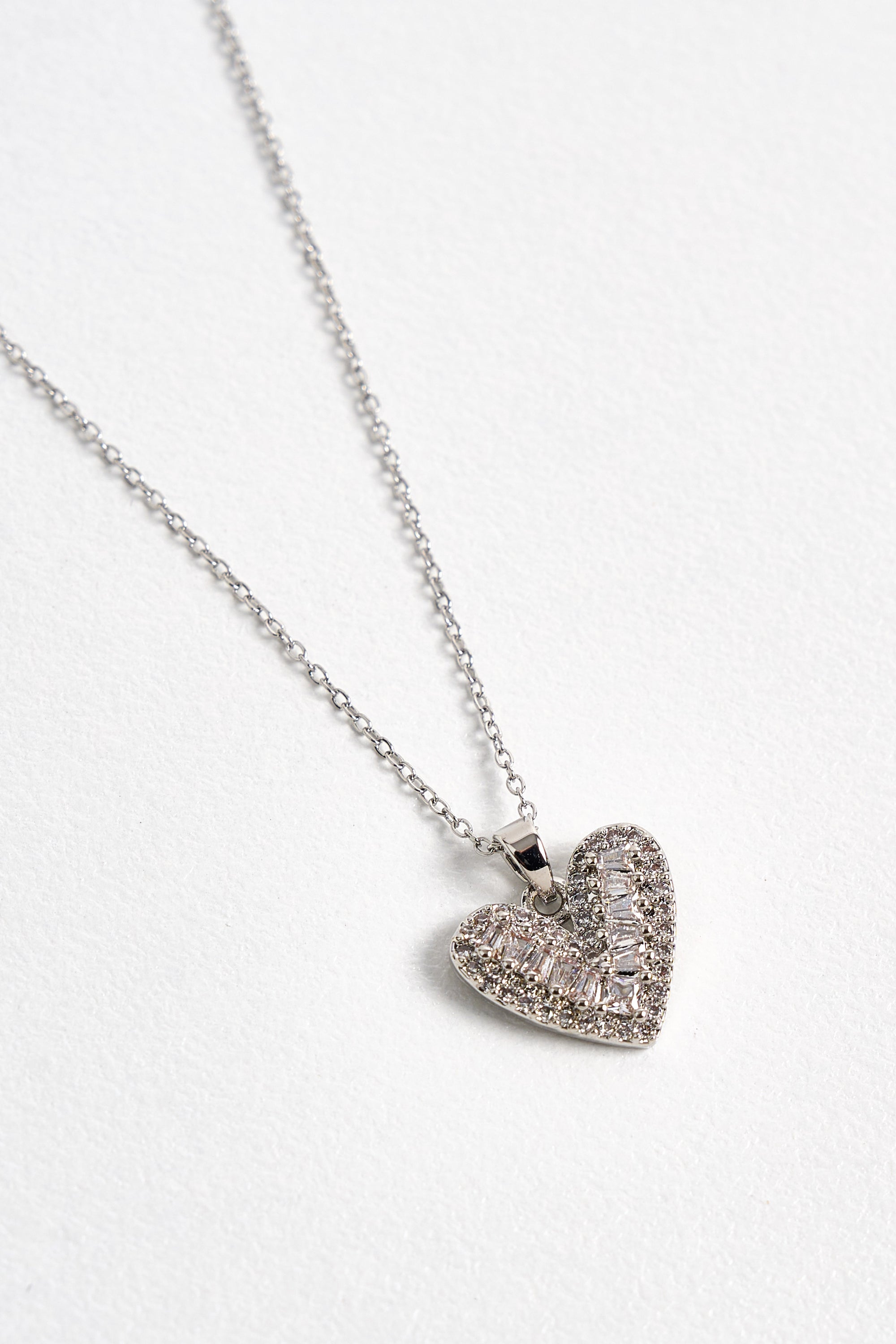 Çelik Baget Taşlı Kalp Kolye