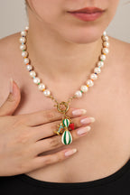 Renk Detaylı Charmlı Gerçek İnci Kolye