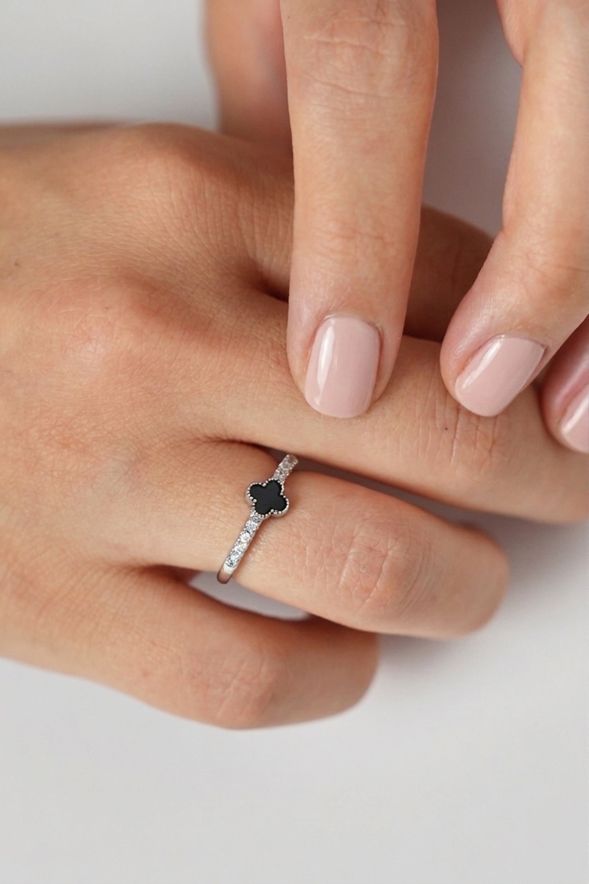 Rodyum Kaplama Taşlı Siyah Yonca Yüzük